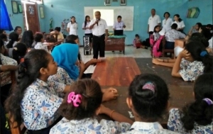 Pemberian TTD di SMP Angkasa